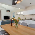 Neue Und Hundefreundliche Mit Panorama-meerblick, Privatpool, Grillbereich, Babybett, Waschmaschine Višnjan