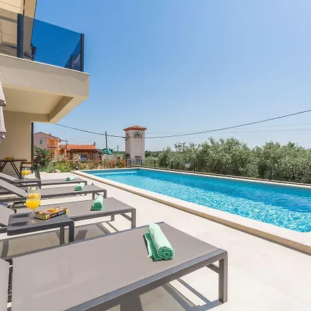 Neue Und Hundefreundliche Mit Panorama-meerblick, Privatpool, Grillbereich, Babybett, Waschmaschine Višnjan