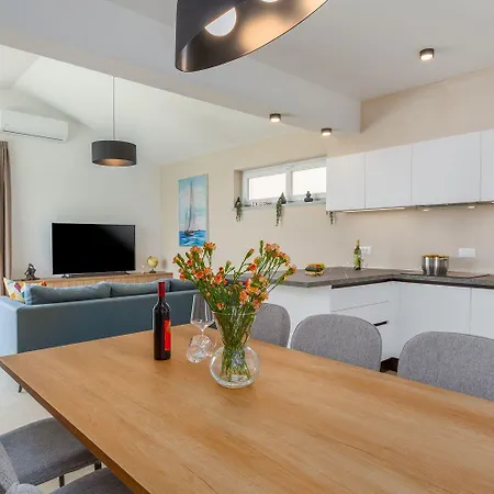 Neue Und Hundefreundliche Mit Panorama-meerblick, Privatpool, Grillbereich, Babybett, Waschmaschine Višnjan